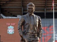 На лице Мойеса боль