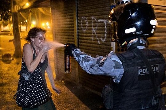 Полиция применила слезоточивый газ и шумовые бомбы