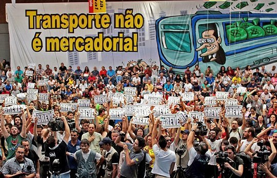 Забастовка рабочих метро в бразильском Сан-Паулу привела к образованию многокилометровых пробок в городе