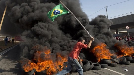 Столкновения митингующих с полицией произошли в трех кварталах города