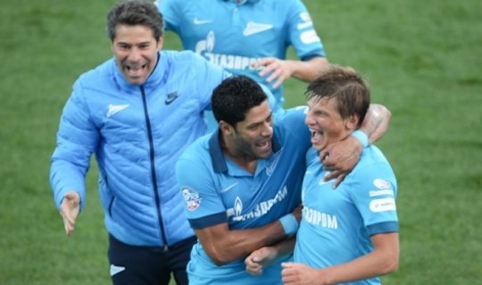 Аршавин забил гол и попал в могучие объятия Халка