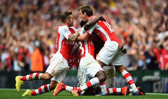 Товарищи по команде поздравляют Алексиса Санчеса с забитым голом