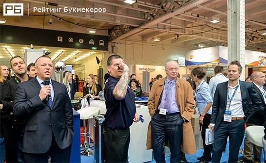 Гэри Андерсон соревновался с теми, кто желал испробовать свои силы в дартсе