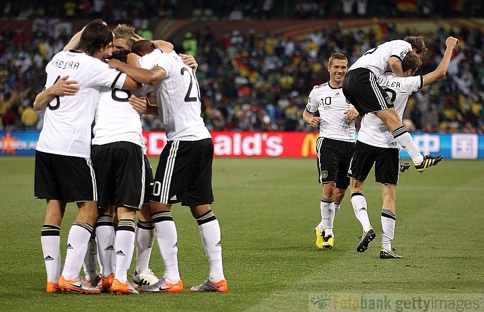 Германия первая игра. ЧМ 2010 Англия Германия. Сборная Германии на ЧМ 2010. Германия 2010. Состав Германии 2010.