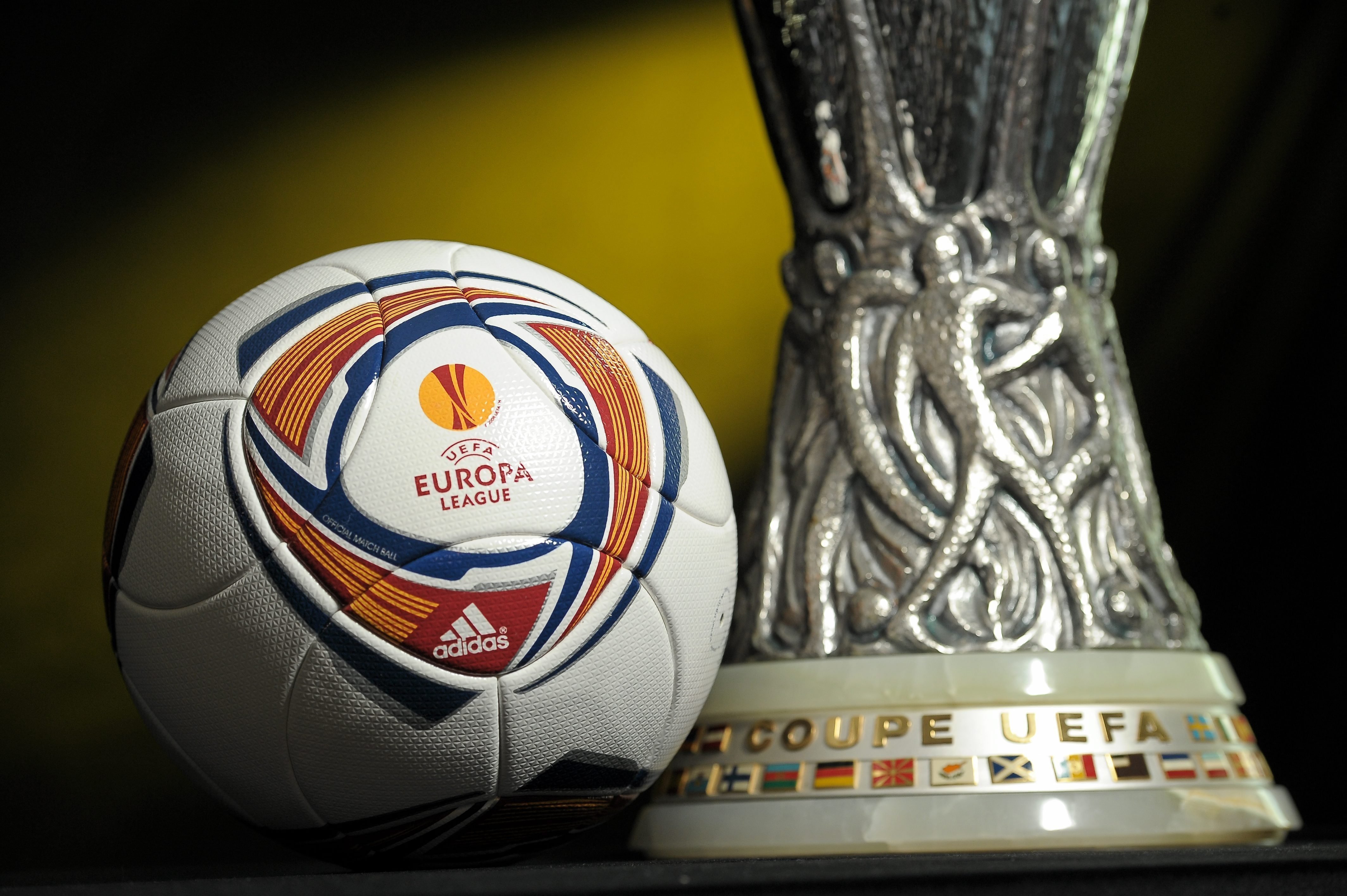 Ли уефа. UEFA Europa League. UEFA Europa League Кубок. Adidas Europa League Ball 2011. Кубок УЕФА лига Европы трофей.