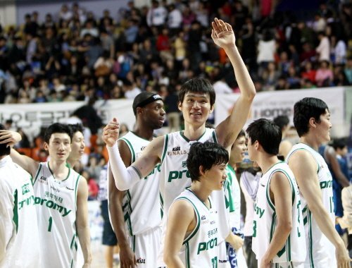 Korea league. Баскетбольная команда Южной Кореи. Баскетбол в Южной Корее. Сборная команда баскетбол Южной Кореи. Мужская сборная Кореи по баскетболу.