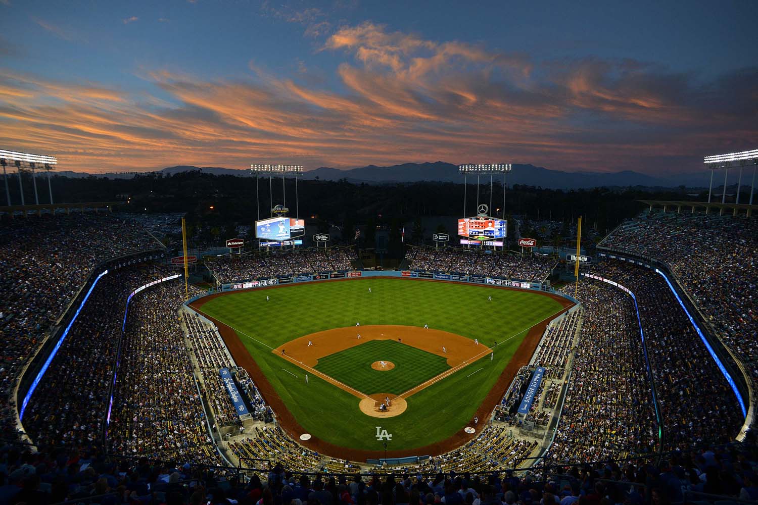 Dodger stadium. Доджер Стэдиум Лос Анджелес. Лос Анджелес стадион Доджер. Стадион Доджерс в Лос Анджелесе. Лос Анджелес рэмс стадион.