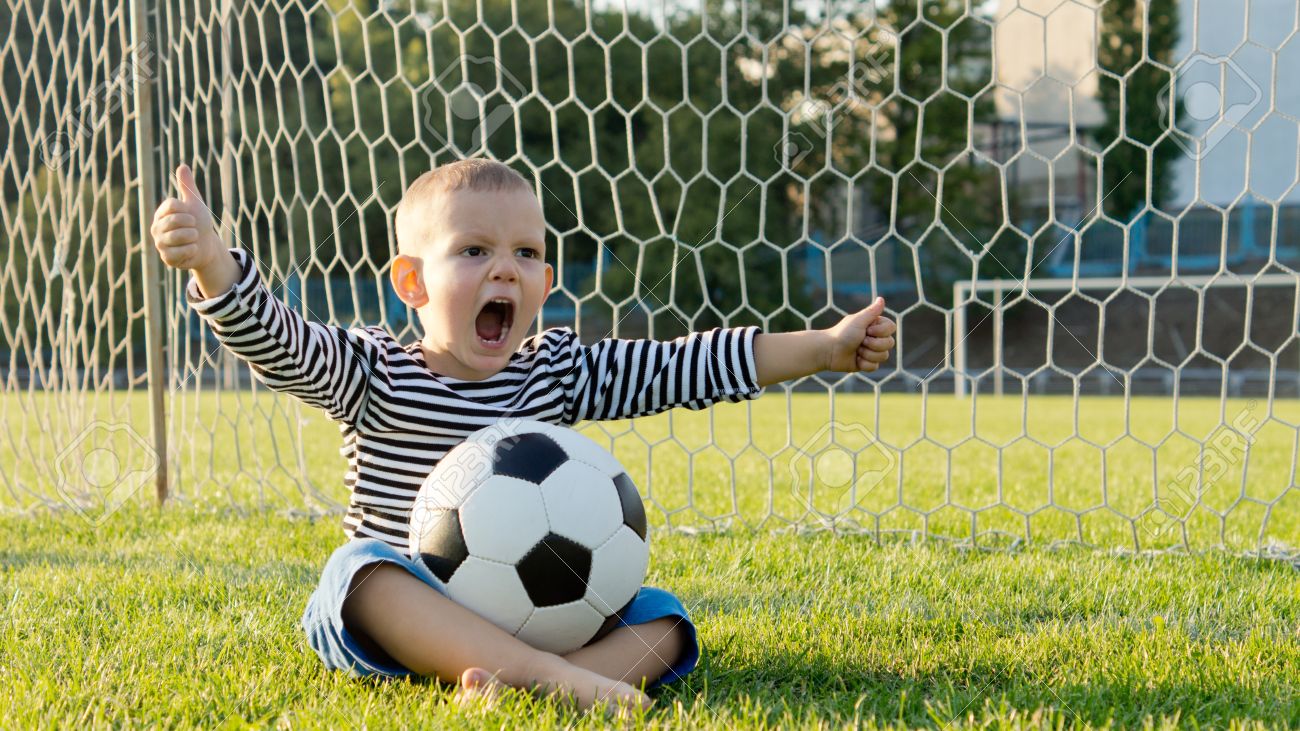 Фотосессия малыша на футбольном поле