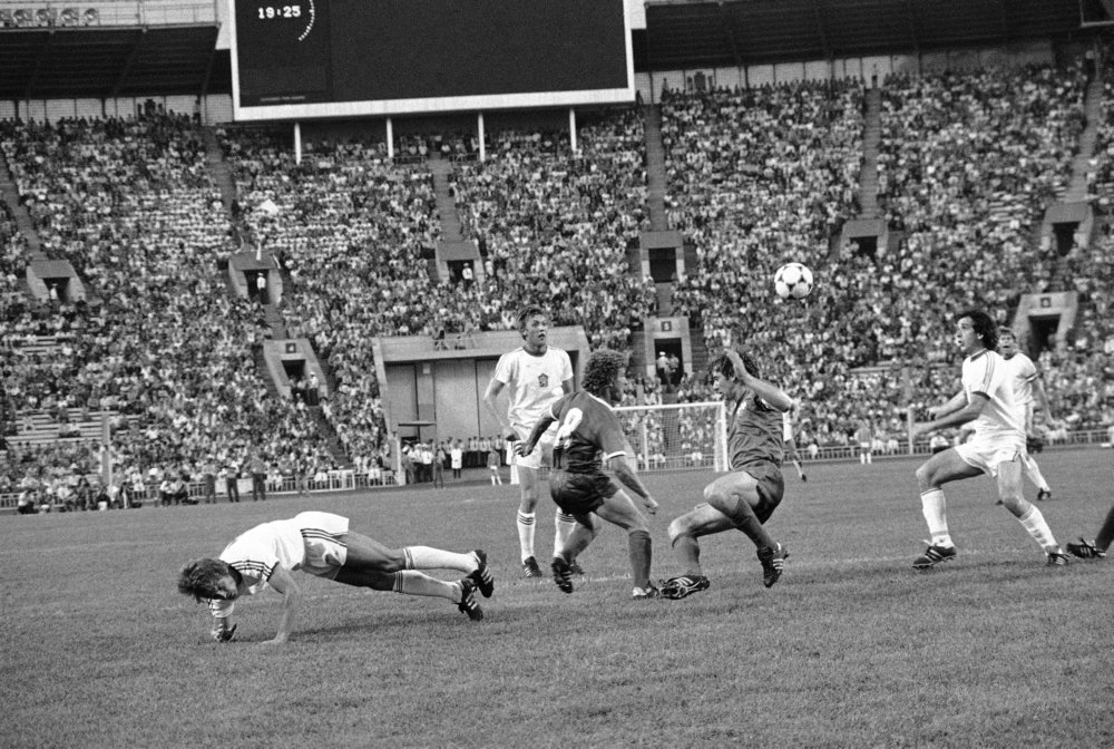 Olympic football. Футбол черно белый. Футбол на Олимпийских играх. Футбольный турнир 1980. Олимпийские игры 1980 футбол.