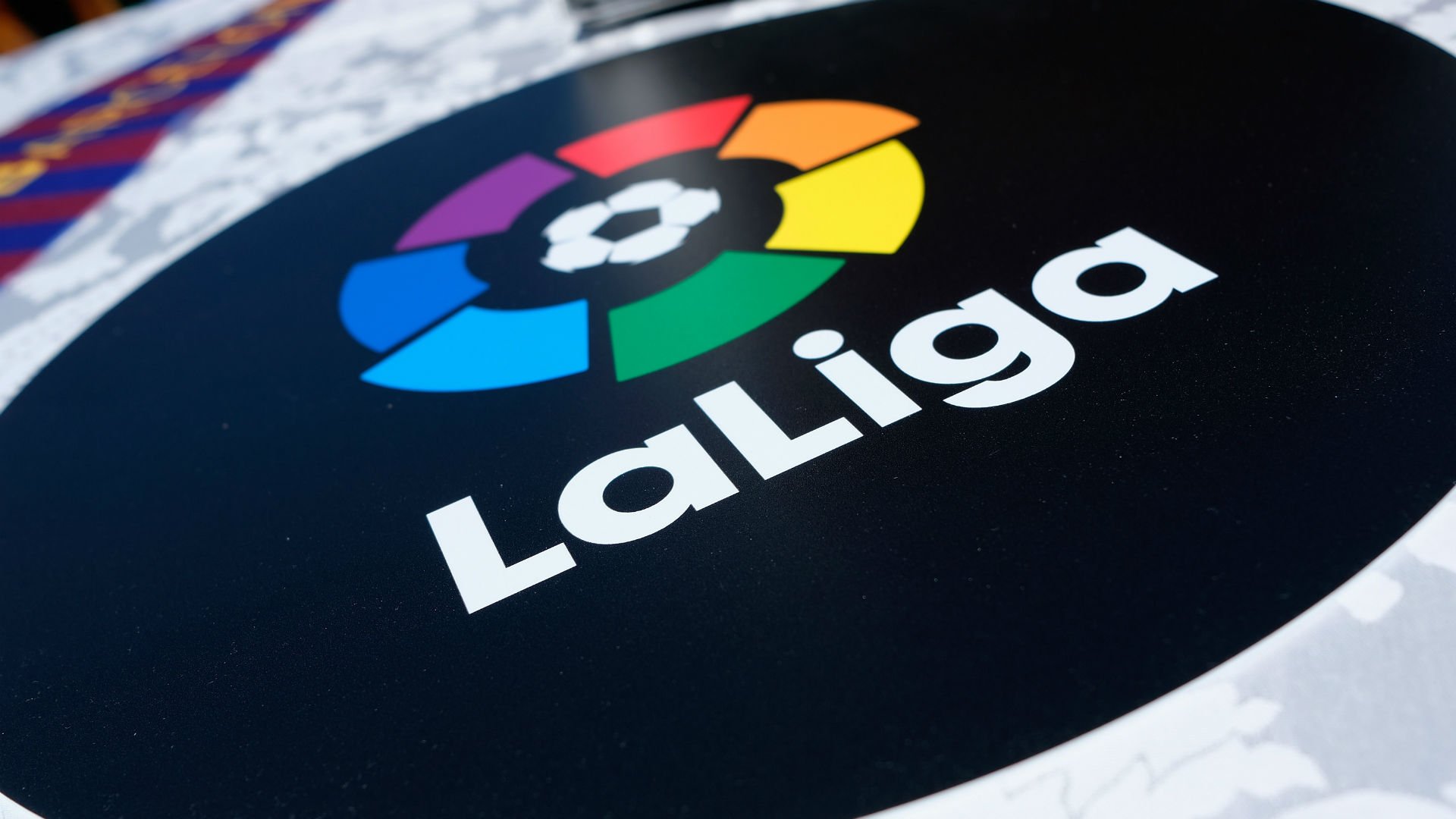 Ла лига фон. La Liga эмблема. La Liga logo 2021. La Liga 2022 logo.