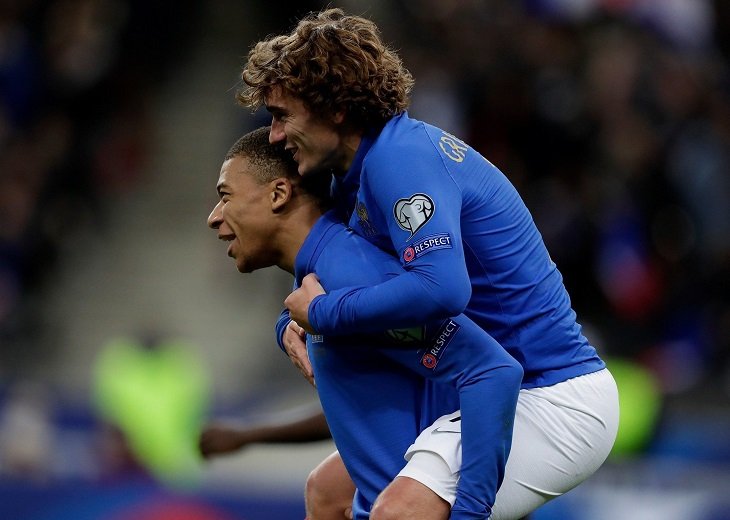 Килиан Мбаппе и Антуан Гризманн отмечают разгром Исландии