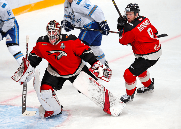 Герои полуфинала - вратарь Игорь Бобков и защитник Алексей Бондарев