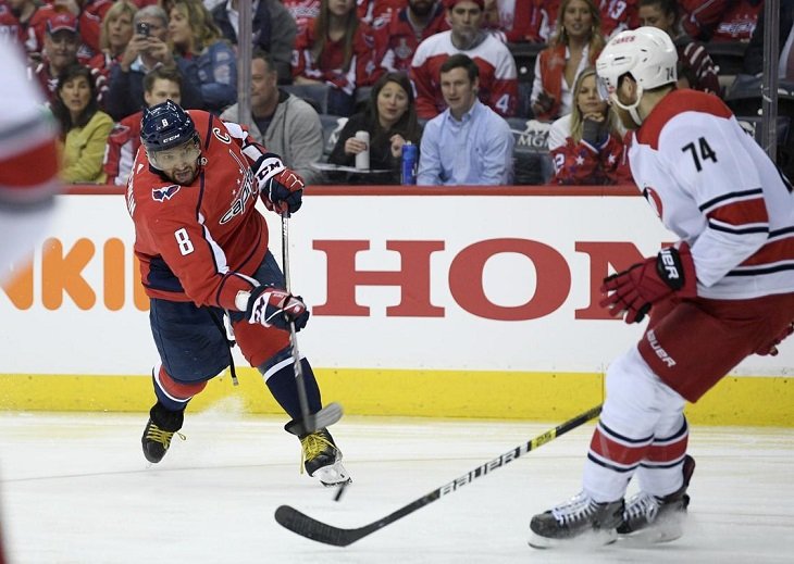 В первом матче с "Каролиной" Александр Овечкин забил победный гол 