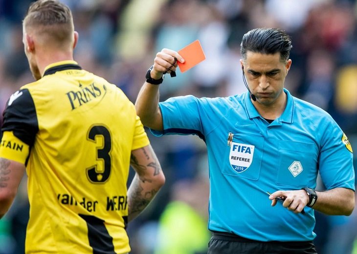 Арбитр Сердар Гезюбююк, которым так недоволен Слуцкий