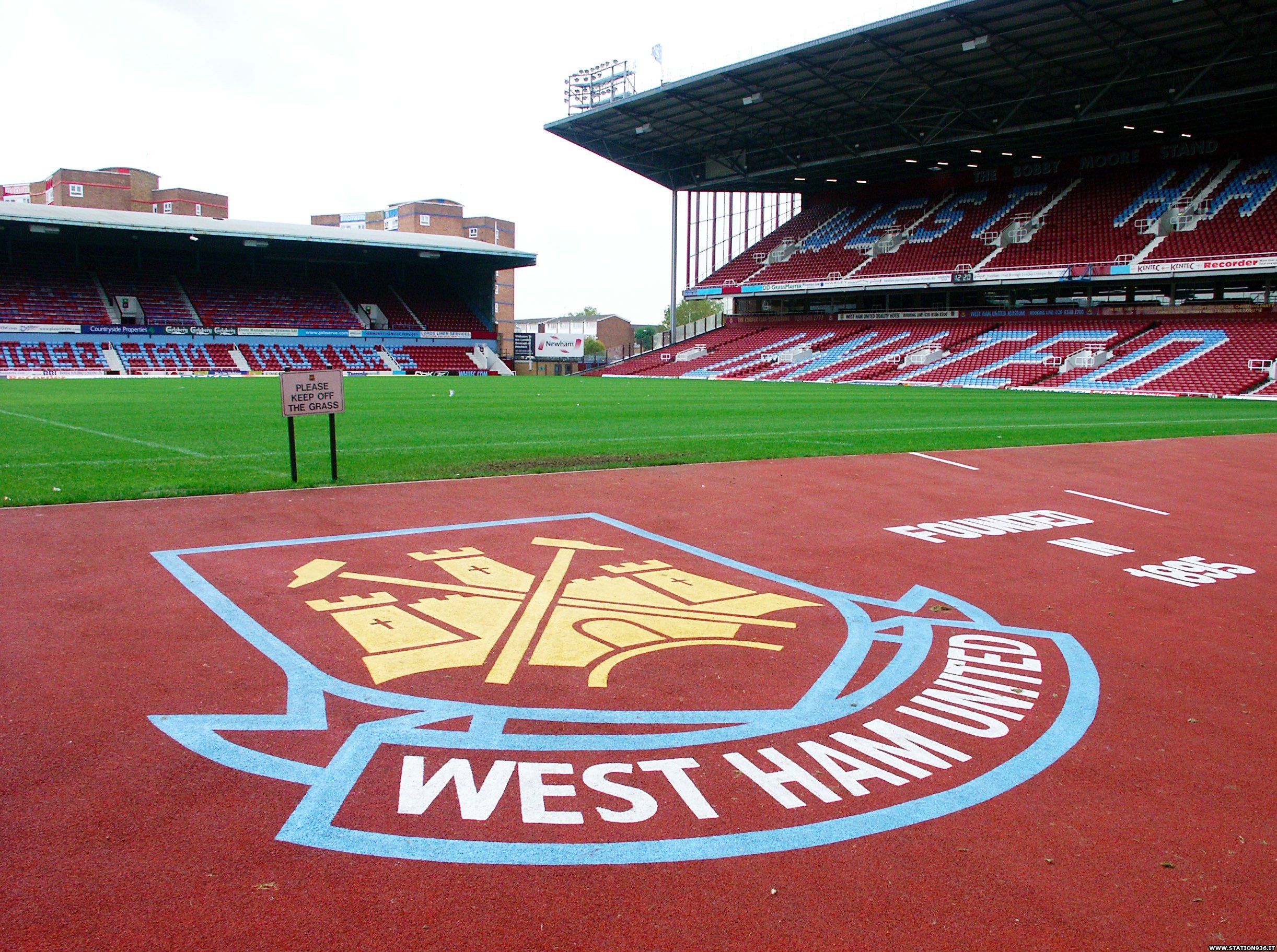 West ham. Вест Хэм стадион. Стадион Лондон Вест Хэм. ФК Вест Хэм стадион. Стадион Вест Хэма старый.