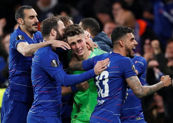 Вратарь "Челси" Кепа стал героем серии послематчевых пенальти в ответном полуфинале с "Айнтрахтом"