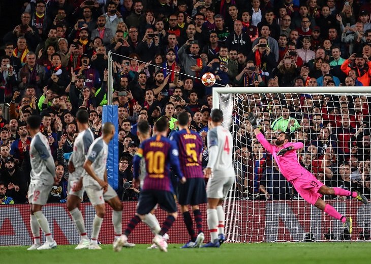 Волшебный штрафной Месси: через мгновение мяч нырнет в "девятку" Алиссона