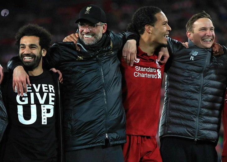 Травмированный Мохаммед Салах в футболке Never Give Up праздновал на поле вместе с командой