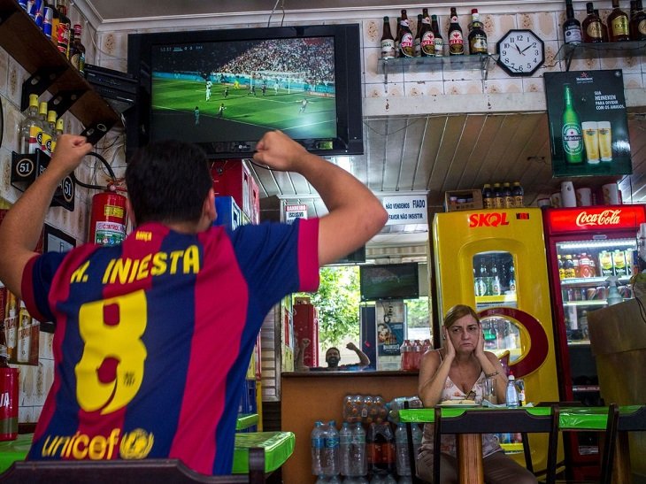 Приложение Ла Лиги позволяло удаленно активировать микрофон и геолокацию на мобильном устройстве, чтобы определить, находился ли владелец телефона в баре, который не платил за показ матча. 