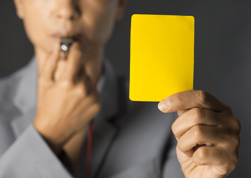 Угловые желтые карточки. Желтая карточка. Рука с желтой карточкой. Желтая карточка в футболе. Вам жёлтая карточка.