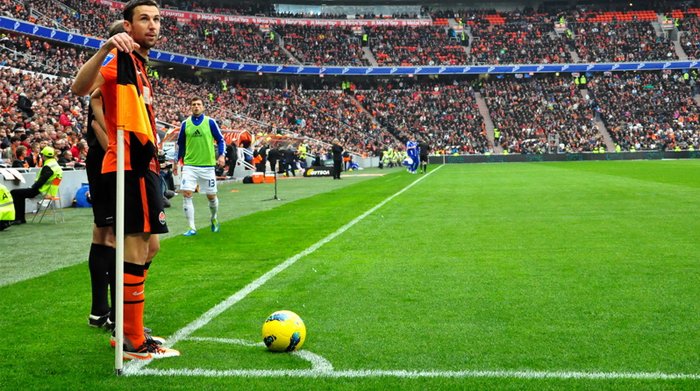 Corner football. Угловой в футболе. Угловой удар в футболе. Подача углового. Подача углового в футболе.