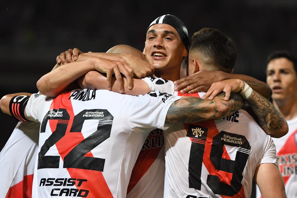 Монументаль ривер плейт. Ривер плейт 2023. Чемпионат аргентины – сармьенто. Ривер плейт сармьенто прогноз. Монументаль ривер плейт.