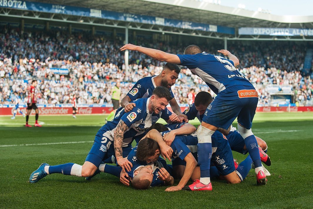 Футбольный клуб алавес. Alaves FC. Депортиво Алавес. Лого Депортиво Алавес. Депортиво Алавес фото.