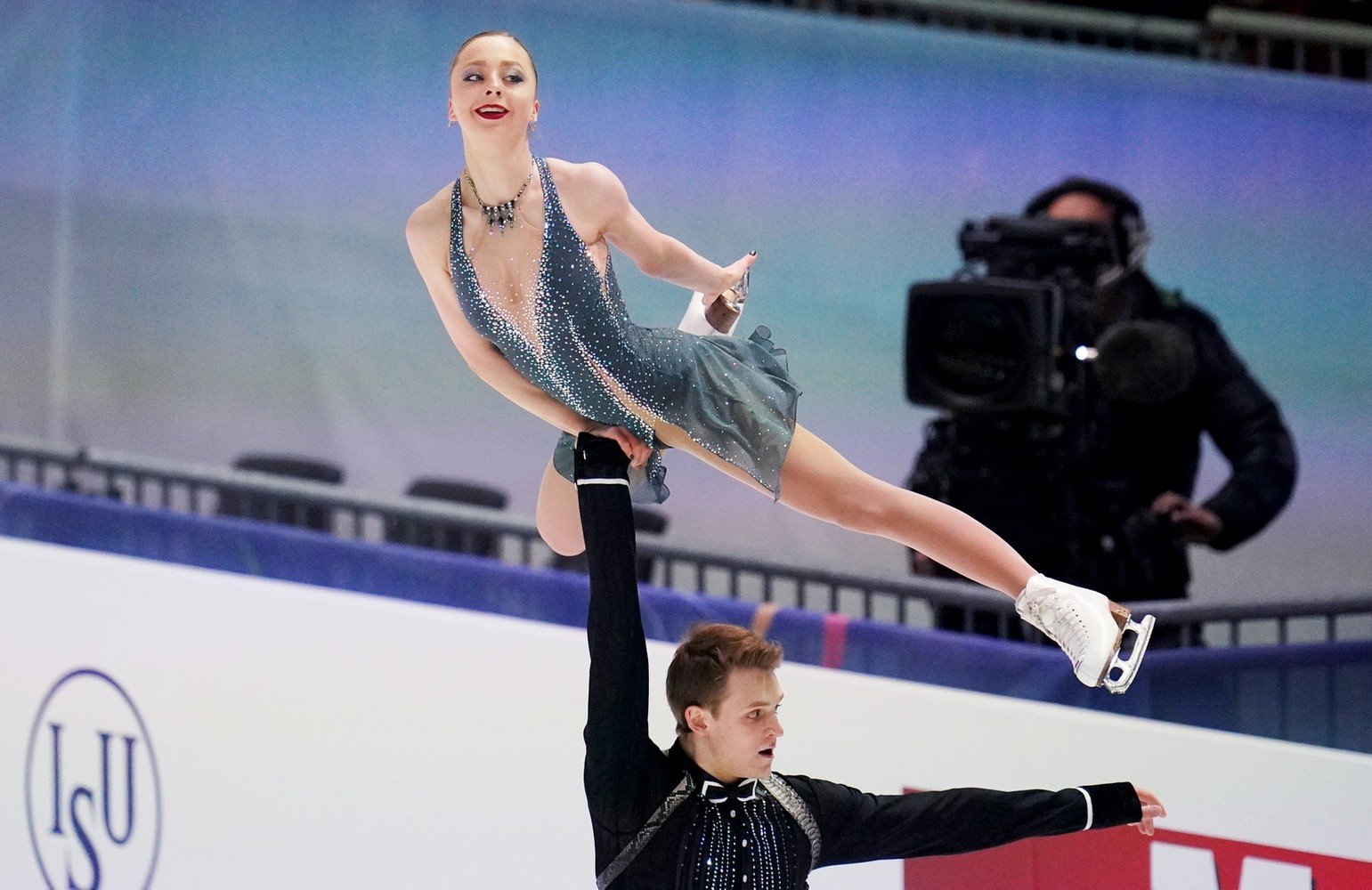 Смотрим прямой эфир фигурное. Бойкова и Козловский Чемпионат Европы 2022. Падение Александра Байкова. Прямая трансляция фигурного катания сейчас. Прямая трансляция фигурное катание сегодня.