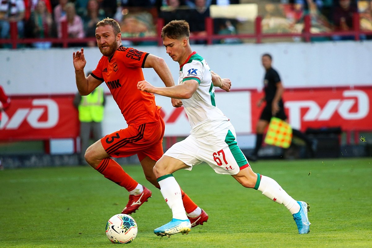 Локомотив урал. Локомотив москва урал. Футбол. Локомотив урал драка футболистов. Урал локомотив москва матч.