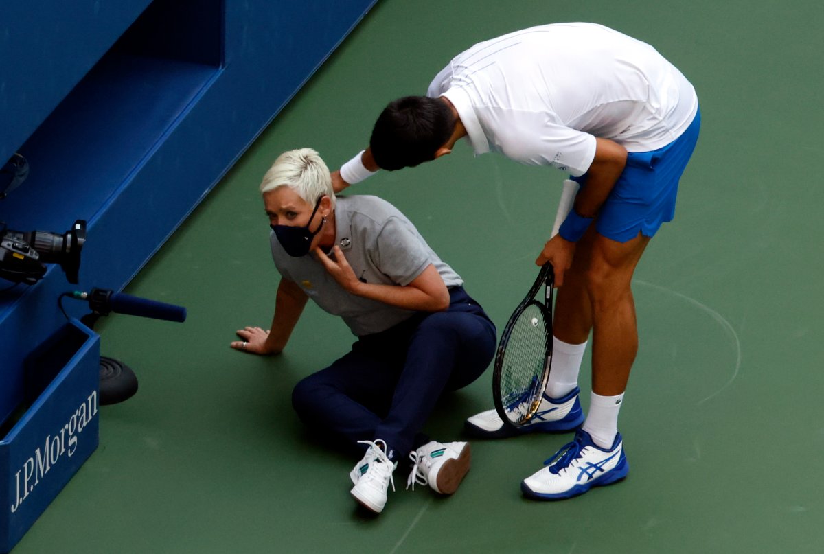 Джоковича сняли с US Open за удар мячом в судью: Новак случайно попал в  горло – наказание жесточайшее, но законное