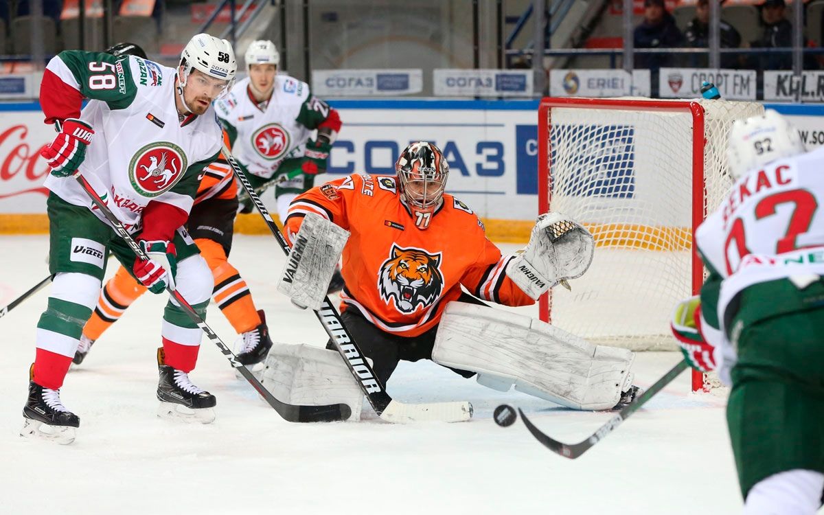 Хоккеисты кхл. Шайба ак барс. Амур ак барс. Амур ак. Амур ак.