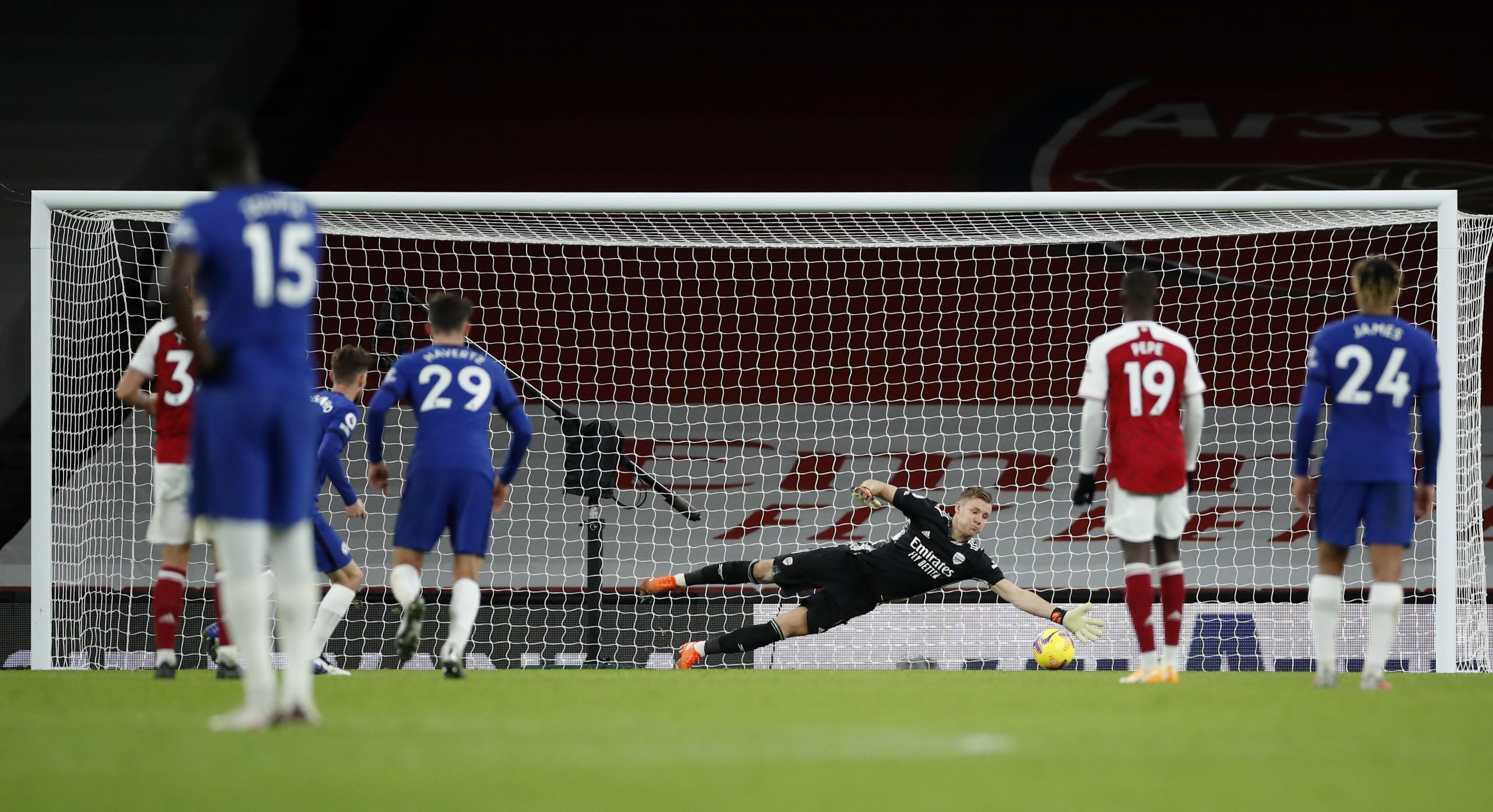 Бернд Лено взял пенальти в концовке