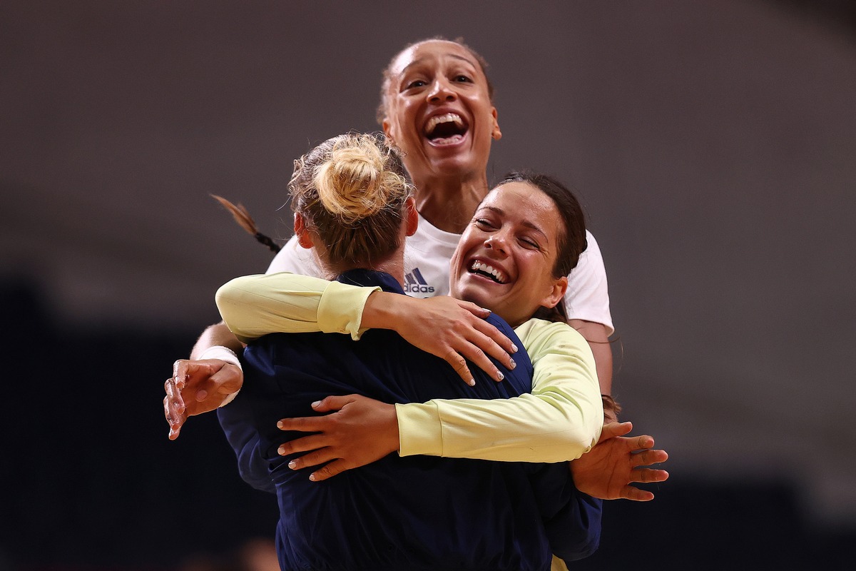 Франция бразилия гандбол. Сборная азербайджана по гандболу. Anita amo. Франция бразилия гандбол. Бразильская гандболистка.