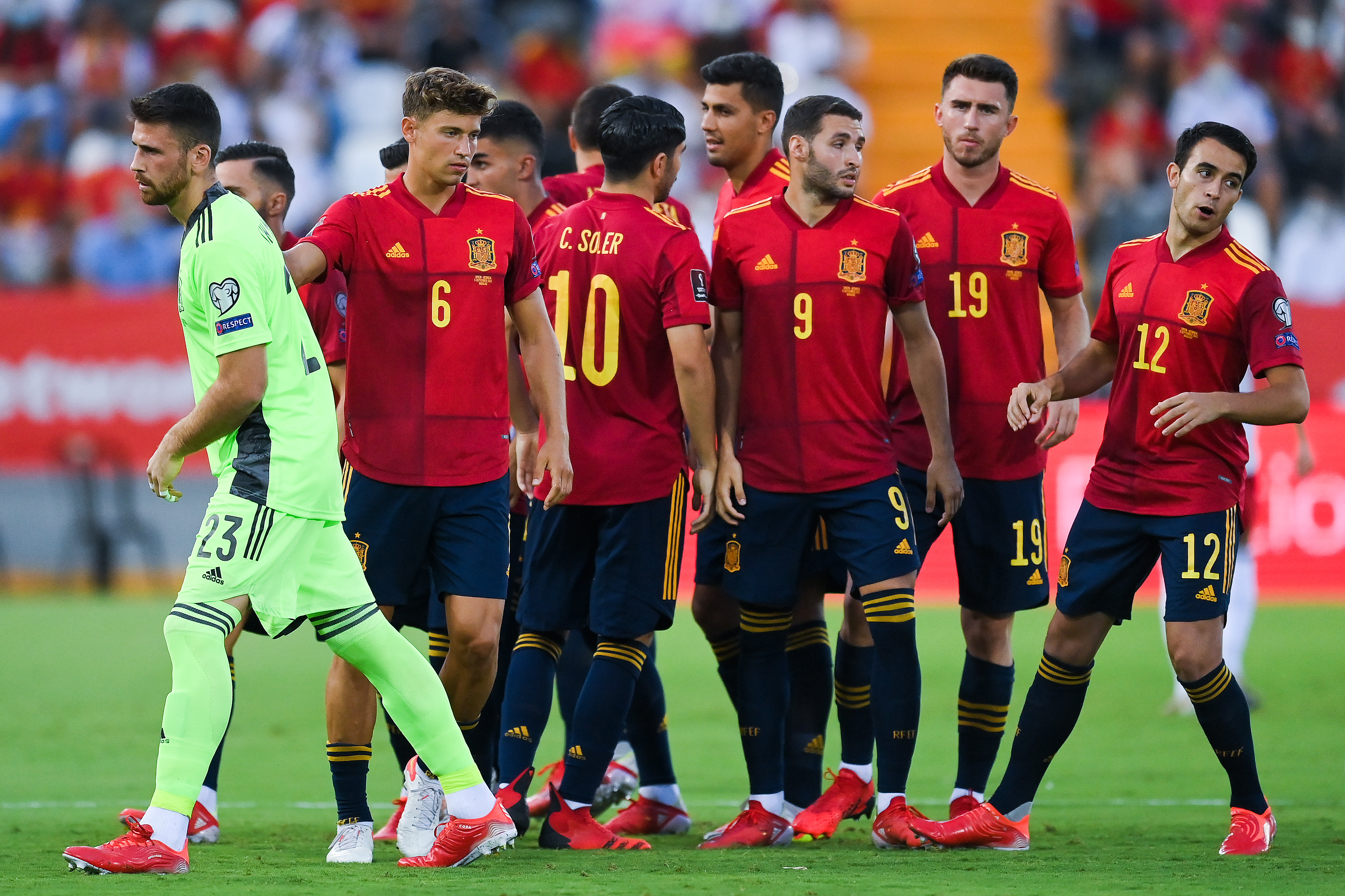 Spain georgia football. Сборная Испании 2022. Сборная Испании по футболу. Форма сборной Испании по футболу на ЧМ 2022. Форма Испании 2022.