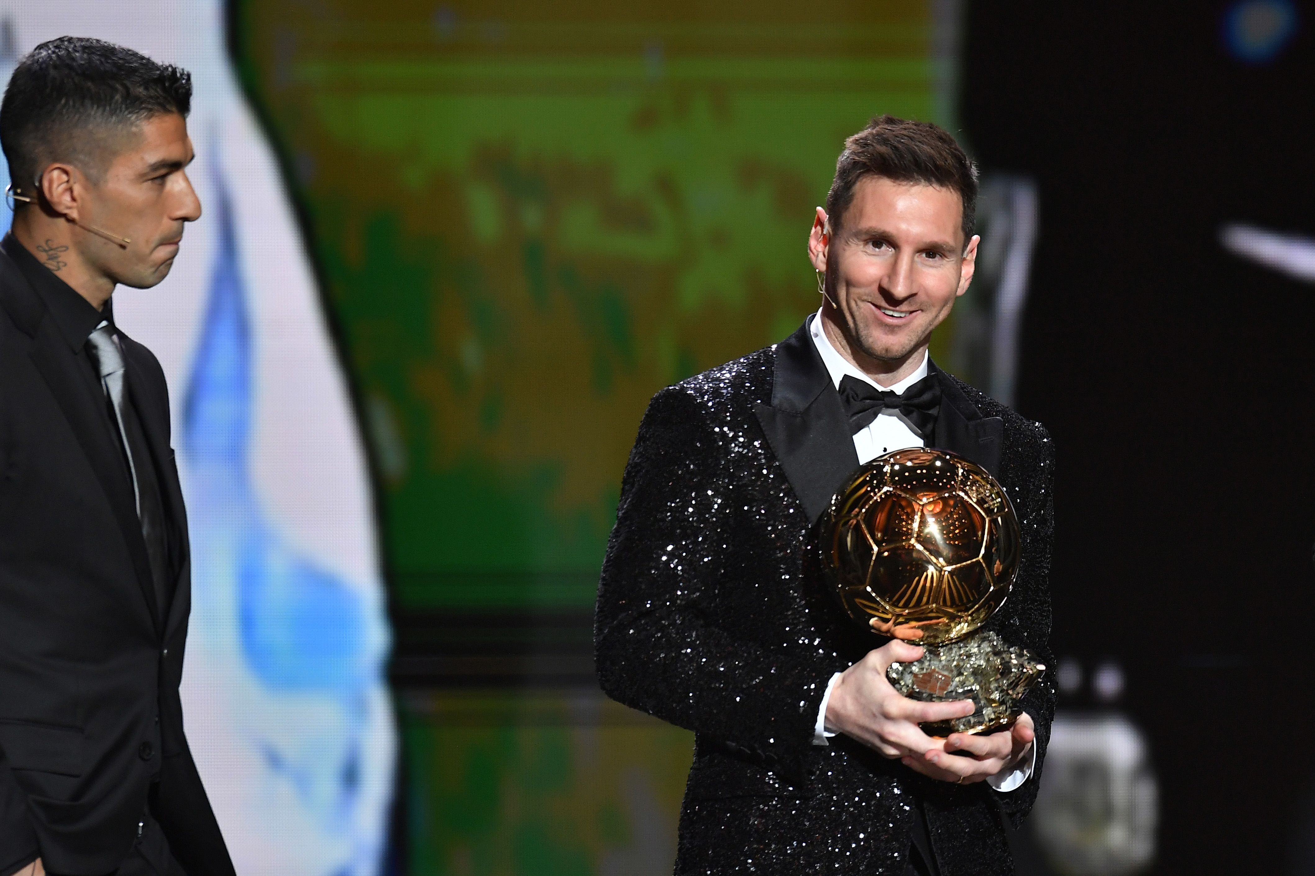 Церемония награждения золотой. Месси золотой мяч 2021. Лионель Месси золотой мяч. Messi золотой мяч 2021. Лионель Месси 7 золотой мяч.