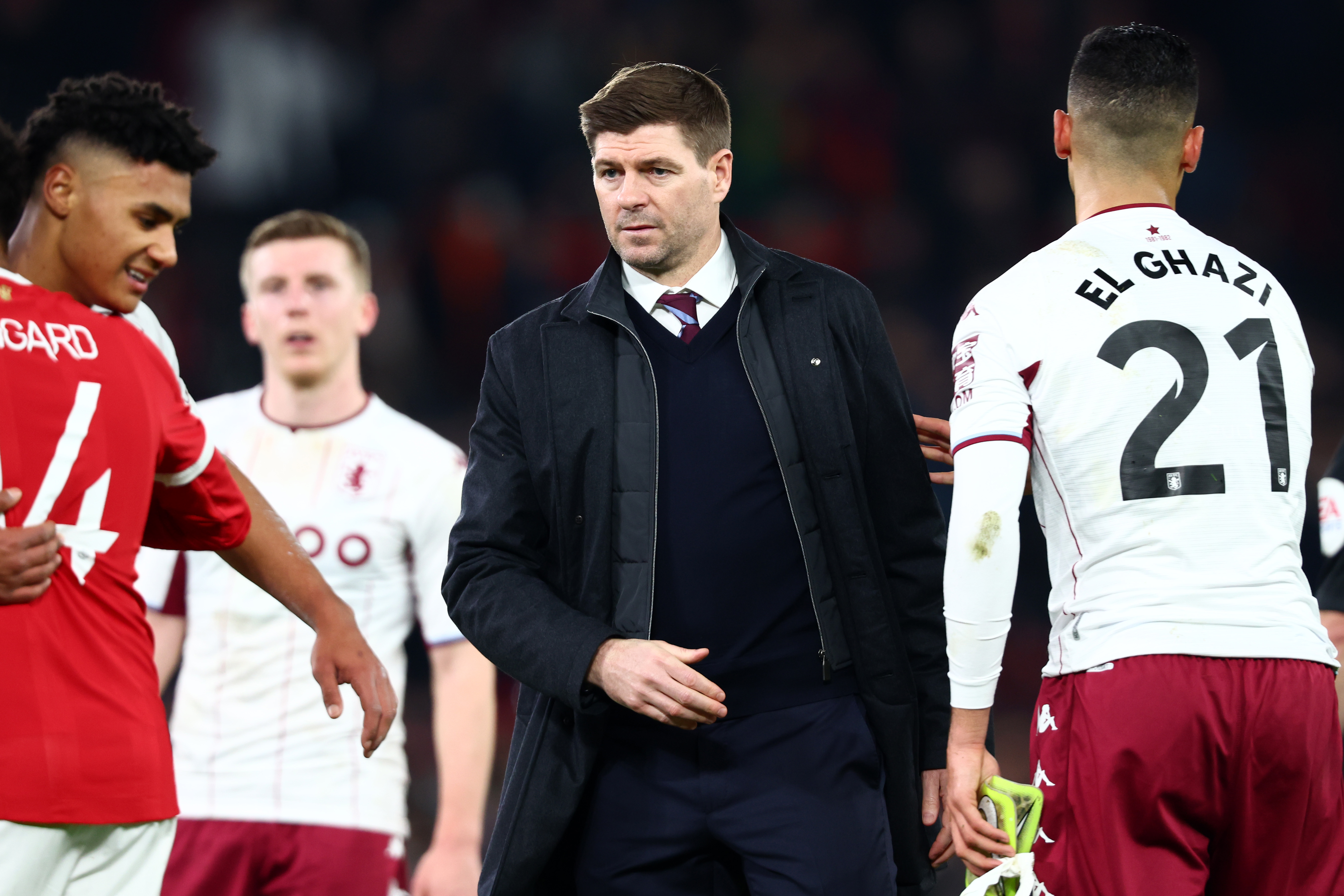 Ман юн астон вилла прогноз. Steven Gerrard Aston Villa. Джеррард и Фаны Астон виллы. Стивен Джеррард в форме Манчестер Юнайтед. Gerrard 2022.