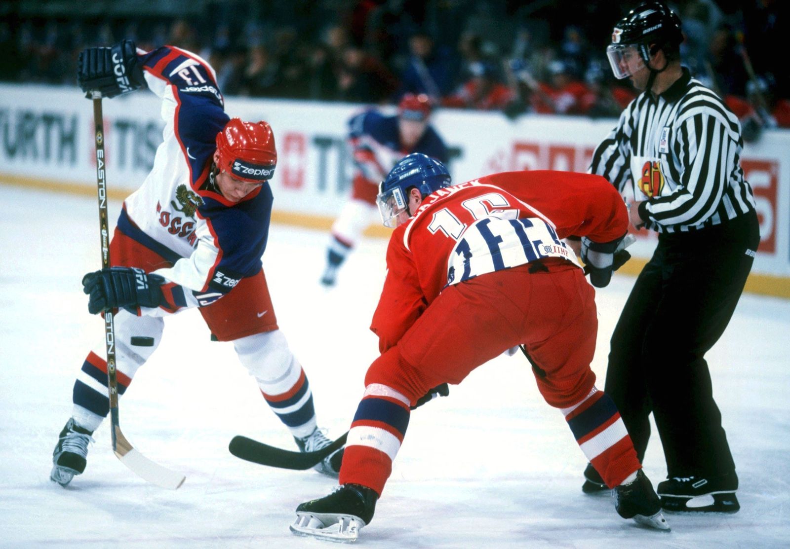 Андрей Разин в матче ЧМ-2001 с Чехией (3:4). Фото: Sebastian Schupfner/Getty Images