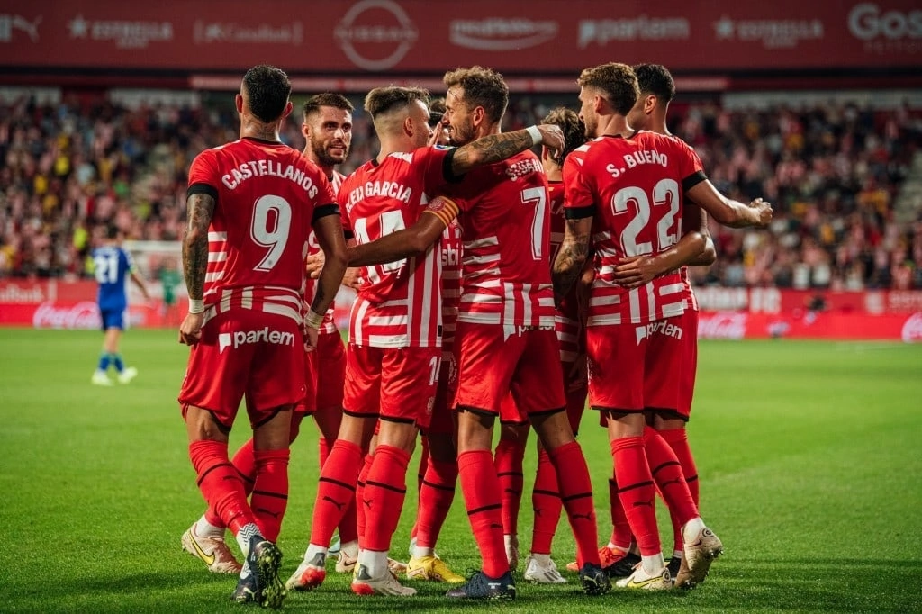 Жирона футболист. Футбольный команда Жирона. Girona FC. Форма ФК Жирона. Монтиливи, Жирона.