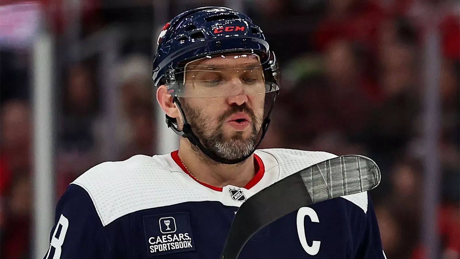 Овечкин ударил защитника «Эдмонтона» клюшкой после того, как тот ...