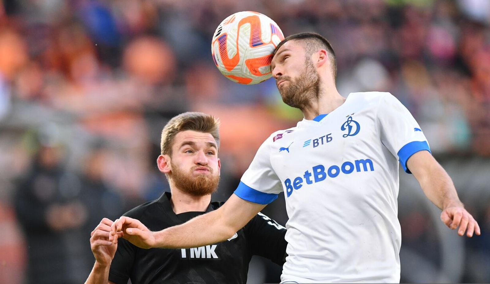 Игрок «Урала» Юрий Железнов (слева) и игрок «Динамо» Дмитрий Скопинцев. Фото: Павел Лисицын/РИА Новости©