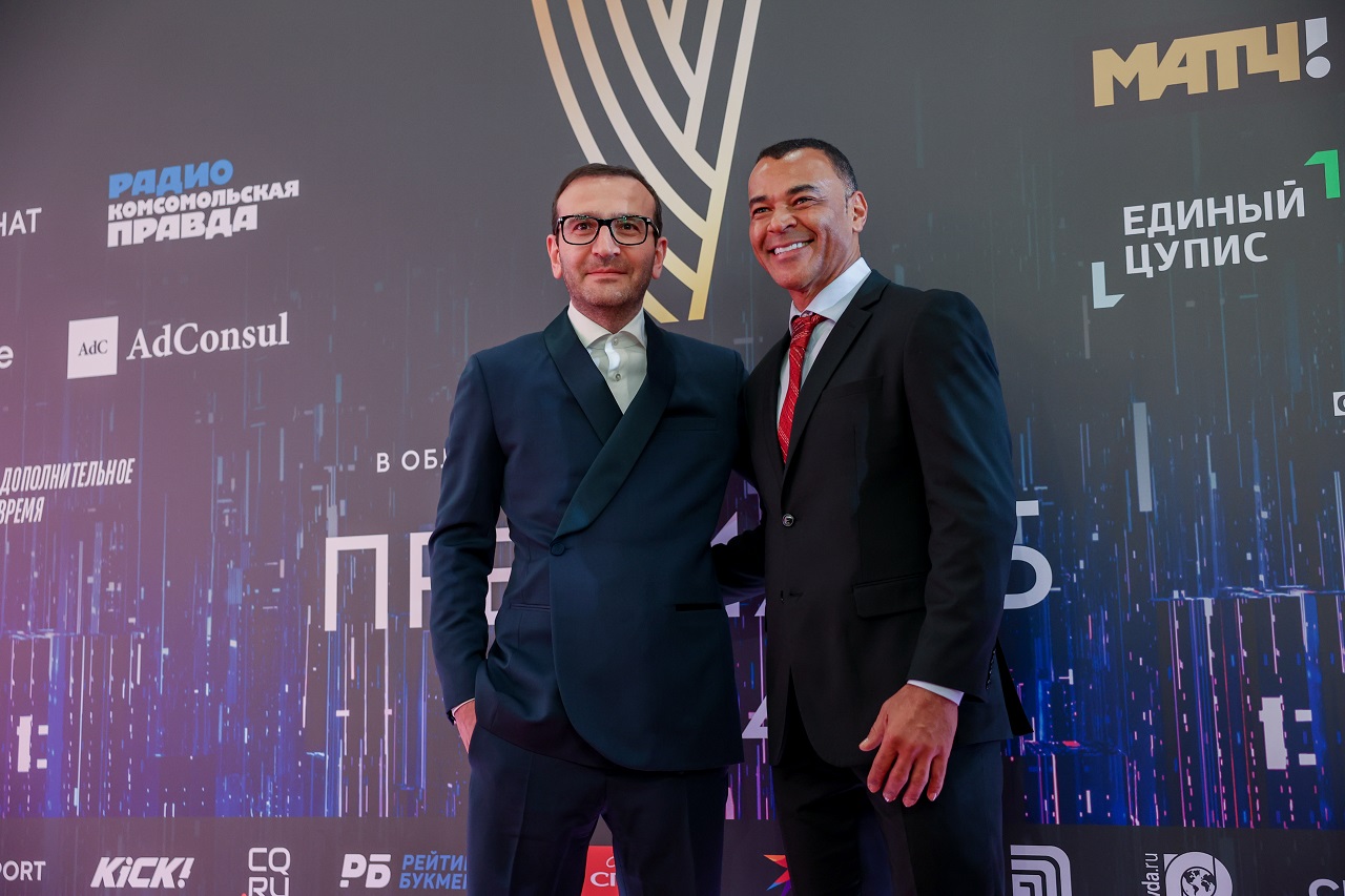 Основатель «Рейтинга Букмекеров» Паруйр Шахбазян и специальный гость Премии РБ 2024, двукратный чемпион мира по футболу Кафу – на ковровой дорожке церемонии
