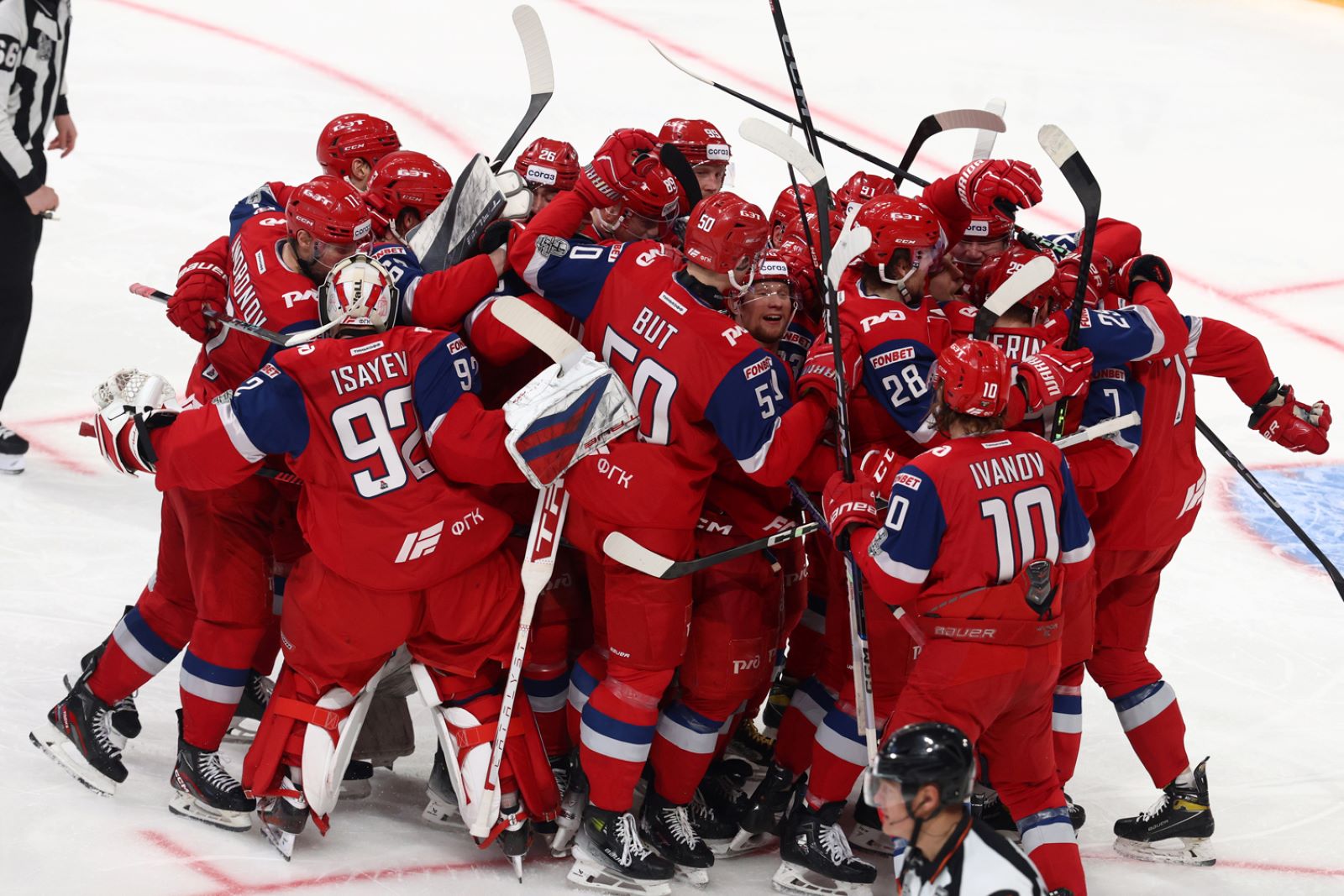 Красные и белые. Локомотив 3:3 цска. Чехович локомотив. Игры с клюшкой. Локомотив кто победит.