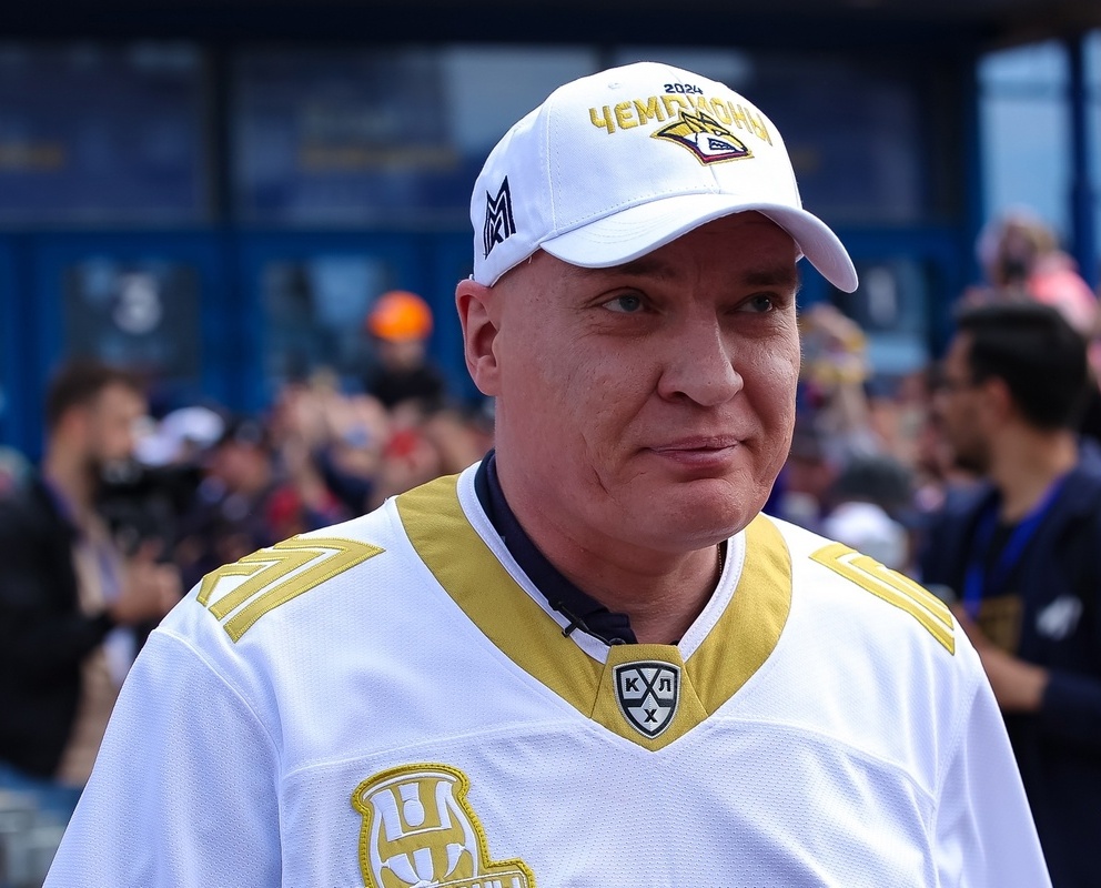 Главный тренер ХК «Металлург» Андрей Разин на чемпионском параде команды после завоевания Кубка Гагарина в 2024 году. Фото: metallurg.ru