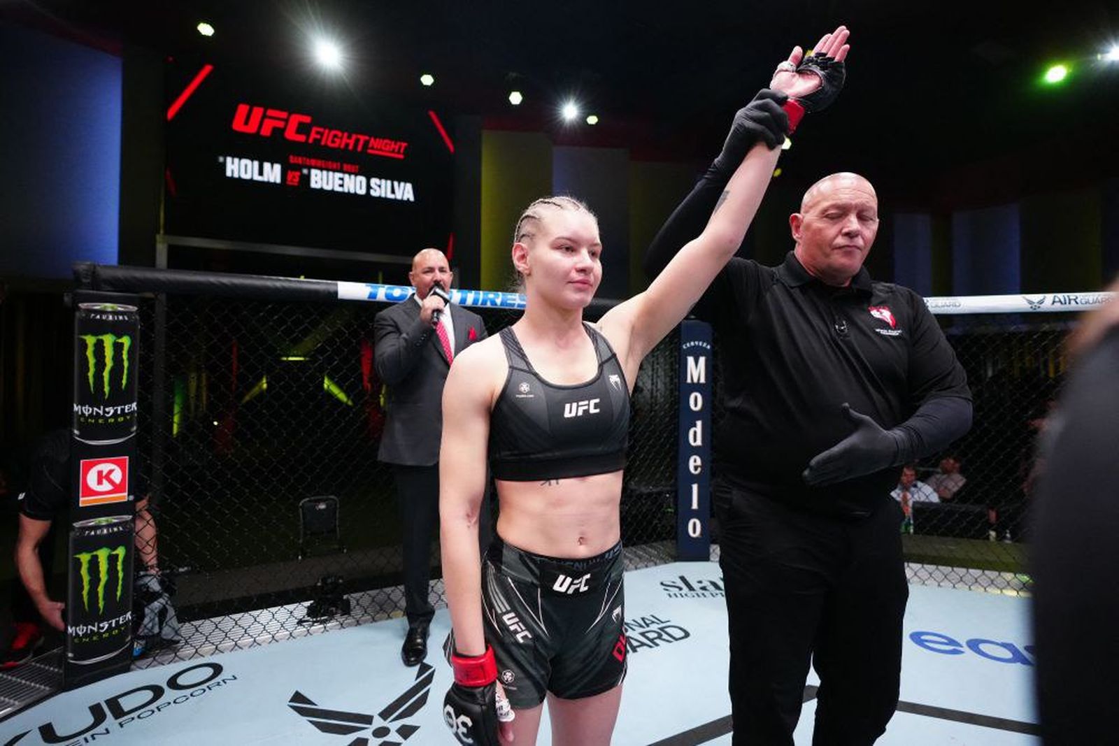 Российский боец женского наилегчайшего дивизиона UFC Виктория Дудакова