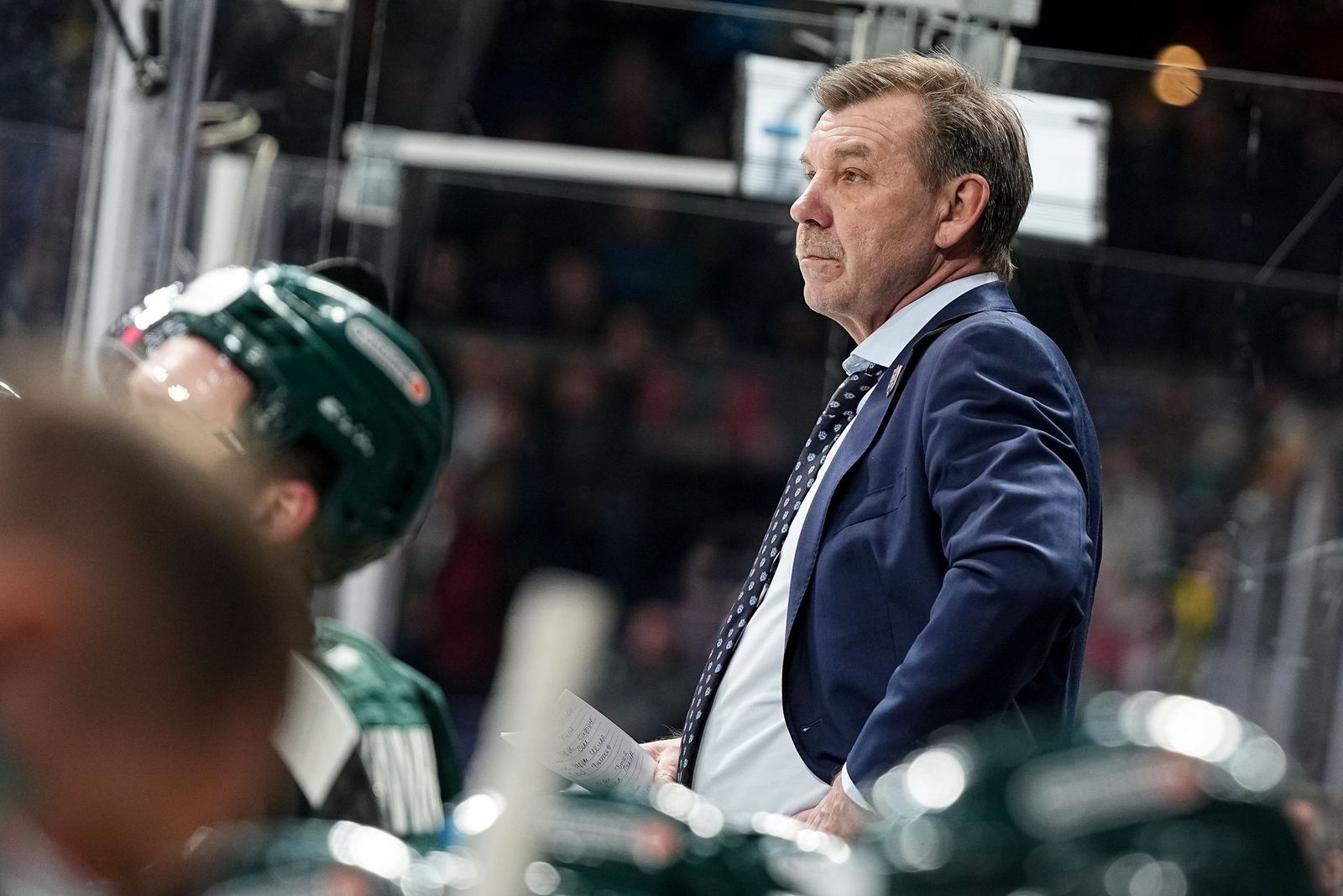Олег Знарок на тренерском мостике «Ак Барса» в ноябре 2022 года