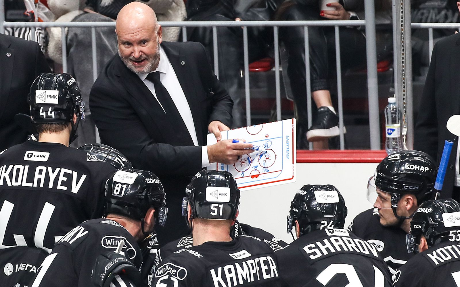 Главный тренер «Трактора» Бенуа Гру со своими подопечными