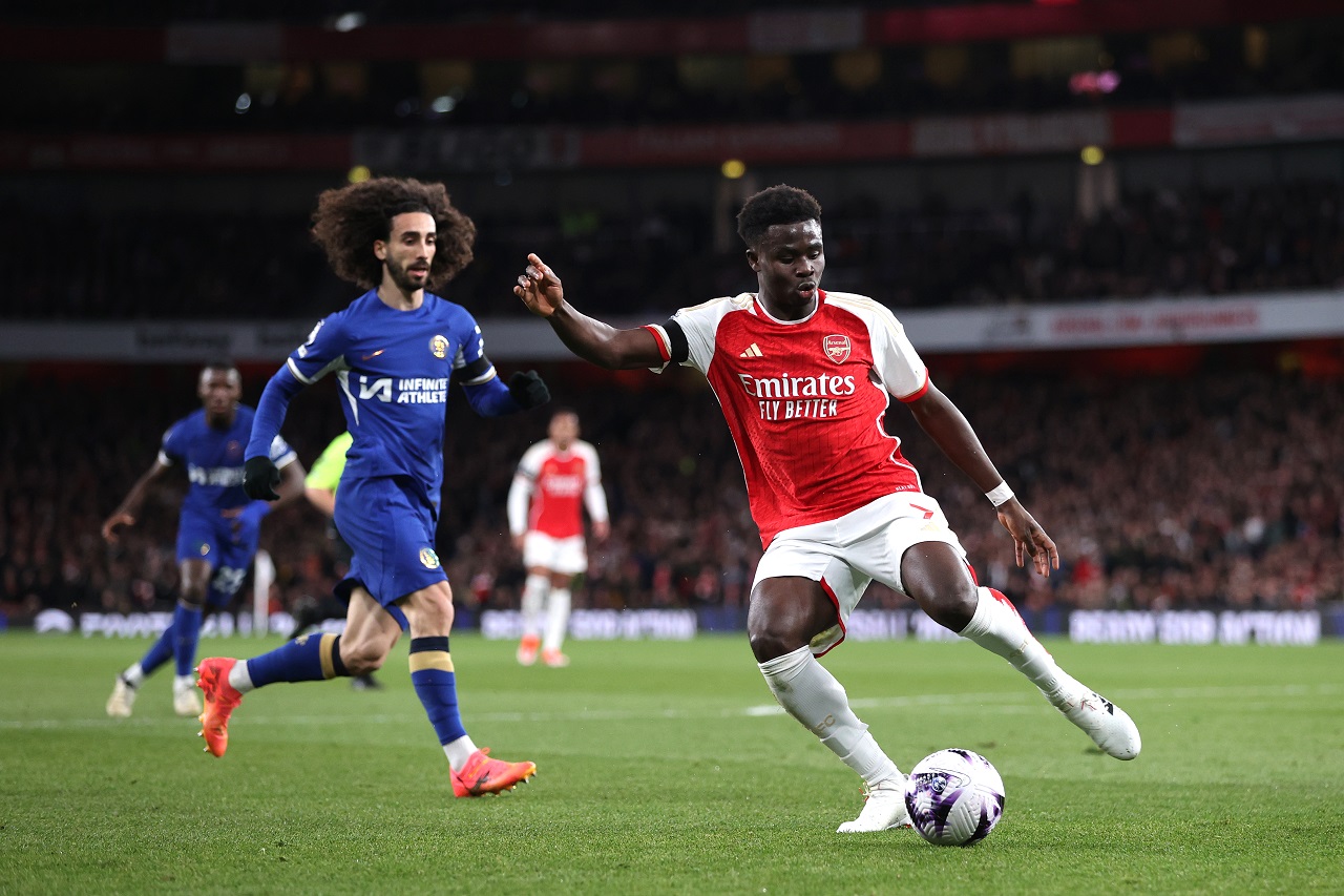 Букайо Сака («Арсенал») и Марк Кукурелья («Челси») (фото: Alex Pantling/Getty Images)