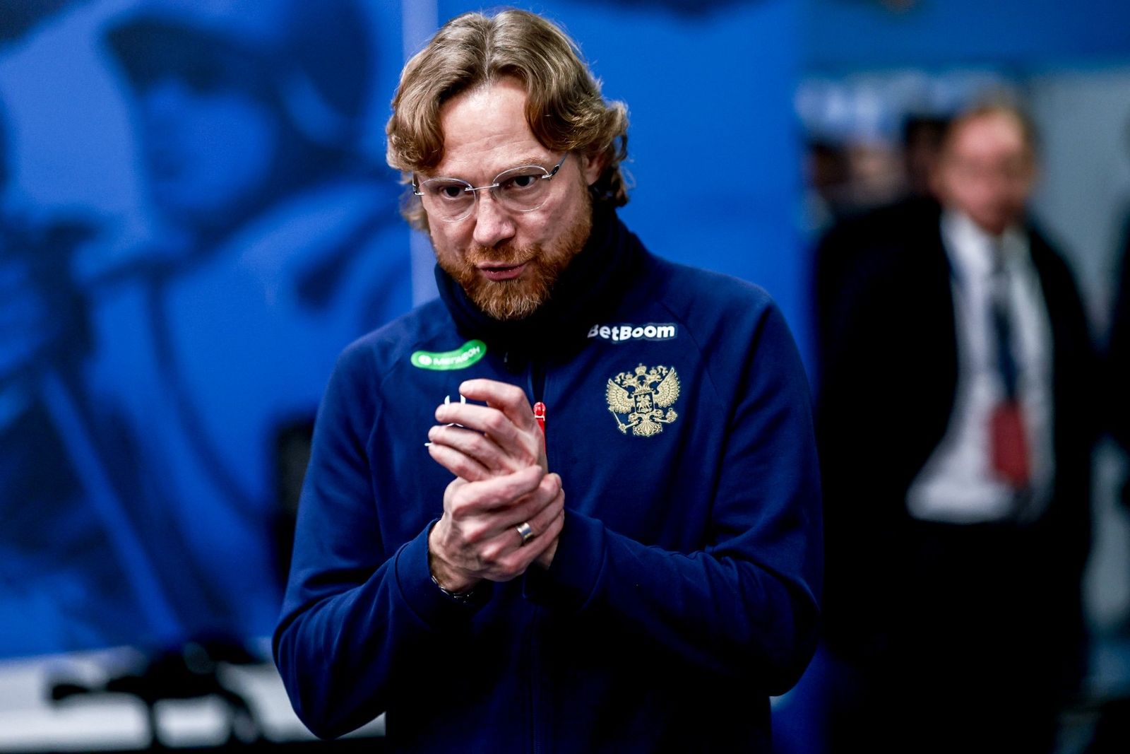 Валерий Карпин в раздевалке сборной России после матча с Сирией в ноябре 2024 года. Фото: Михаил Шапаев/РФС©