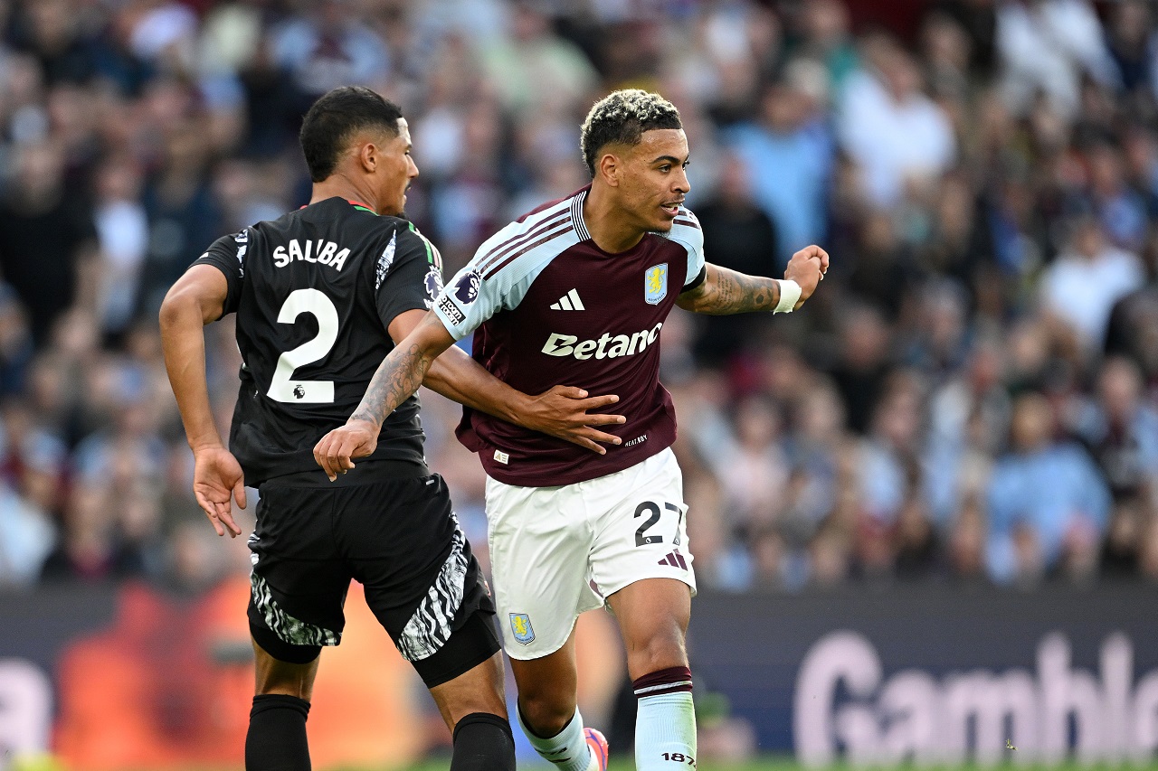 Морган Роджерс («Астон Вилла») и Вильям Салиба («Арсенал») (фото: Clive Mason/Getty Images)