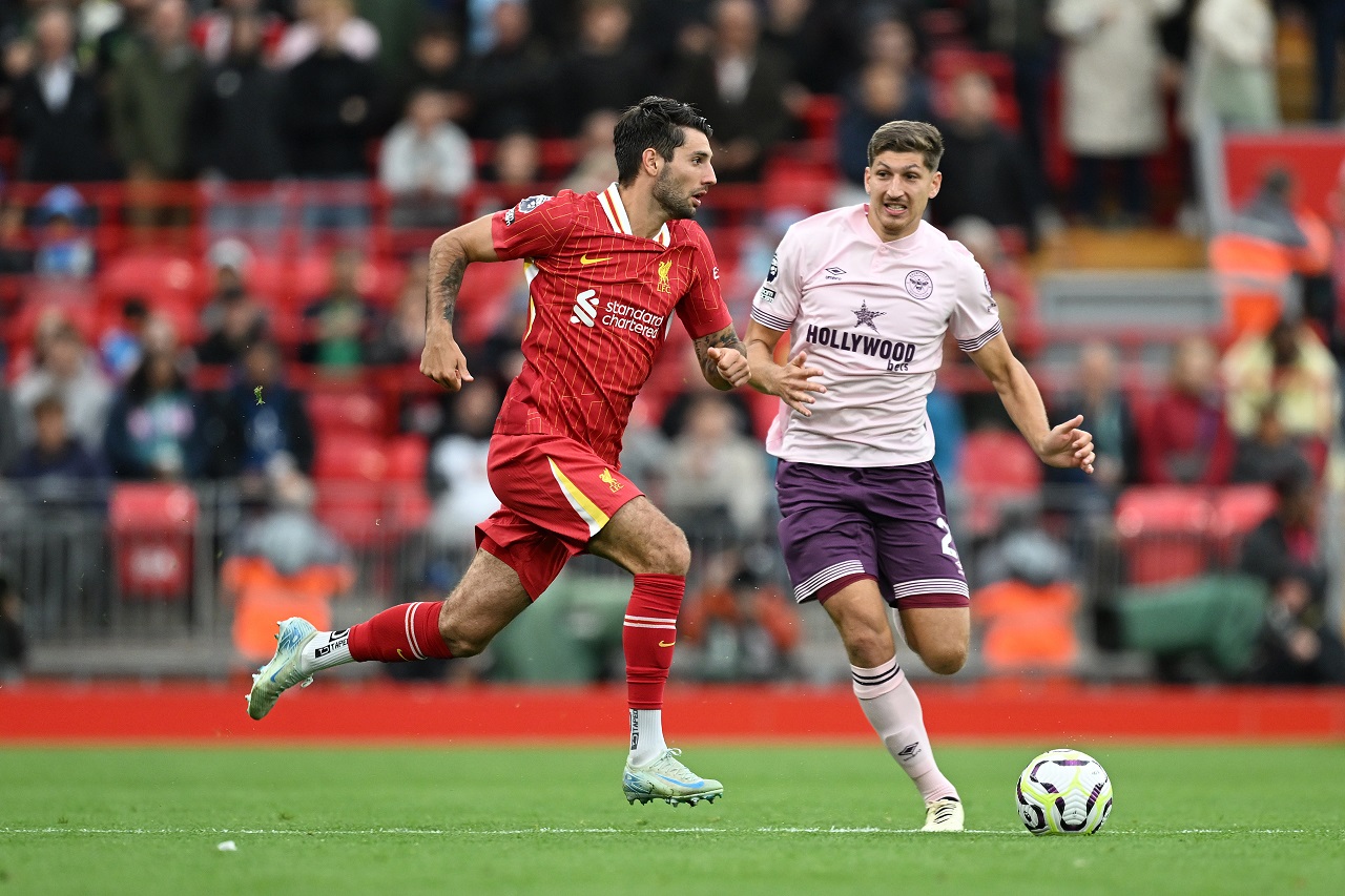 Доминик Собослаи («Ливерпуль») и Витали Янельт («Брентфорд») (фото: Michael Regan/Getty Images)